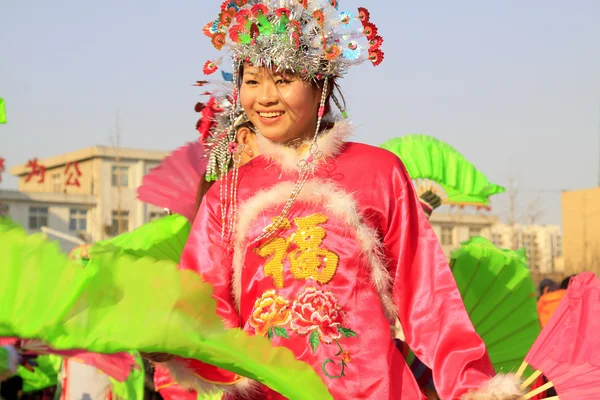 Oamenii poartă haine colorate, spectacole de dans yangko în anii — Fotografie, imagine de stoc