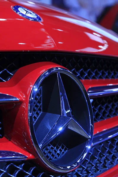 Marca roja de los coches de Benz A-class en una tienda de ventas de coches, Tangshan, China — Foto de Stock