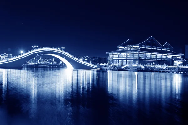 Arquitectura paisaje por la noche en un parque — Foto de Stock