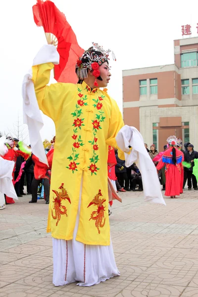 La gente usa ropa colorida, actuaciones de danza yangko en el s — Foto de Stock