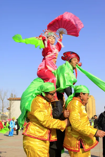 La gente usa ropa colorida, espectáculo de variedades de baile yangko en el s — Foto de Stock