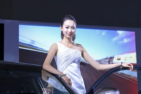 Красиві жіночі моделі в виставки автомобілів, Китай — стокове фото