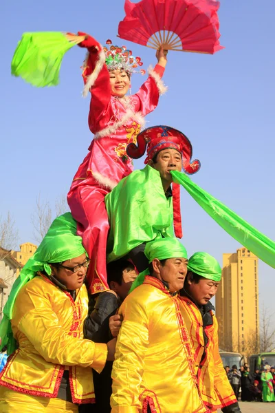 La gente usa ropa colorida, espectáculo de variedades de baile yangko en el s — Foto de Stock