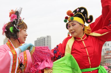 İnsanlar renkli kıyafetler giyer, Yanko dans gösterileri yapar.