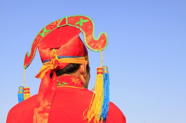 Çin bahar festivali yangko dans dans için genç adamın şapka