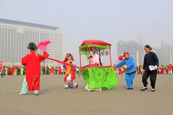 Les gens portent des vêtements colorés, spectacles de danse yangko dans le s — Photo