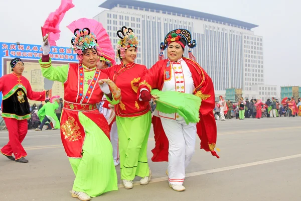 Menschen tragen bunte Kleidung, Yangko-Tanzaufführungen in den s — Stockfoto