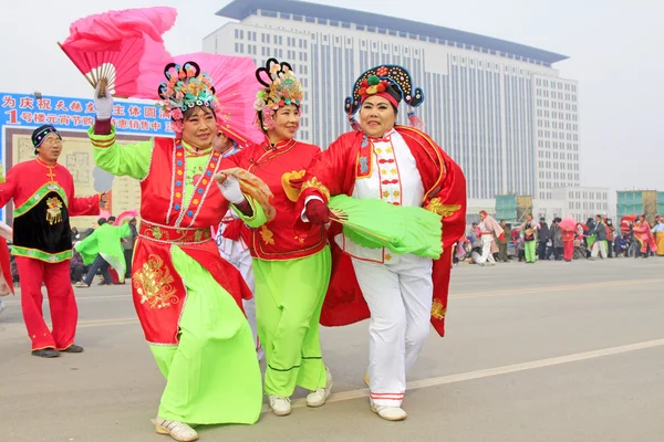 Menschen tragen bunte Kleidung, Yangko-Tanzaufführungen in den s — Stockfoto