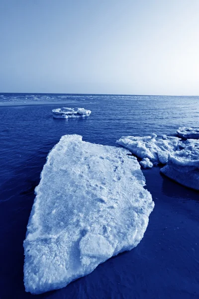 海岸の残存氷の自然の風景 — ストック写真