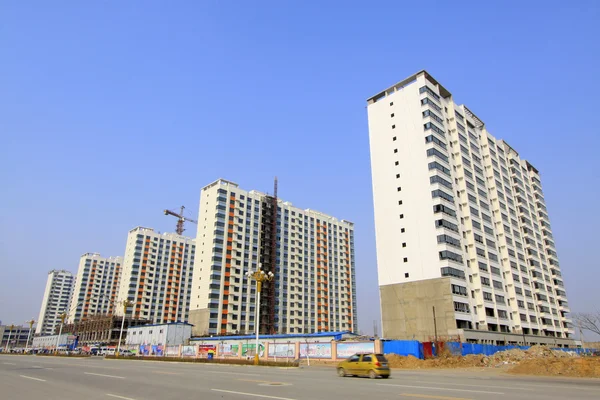 Hoge opkomst residentiële gebouwen en wegen in een stad — Stockfoto