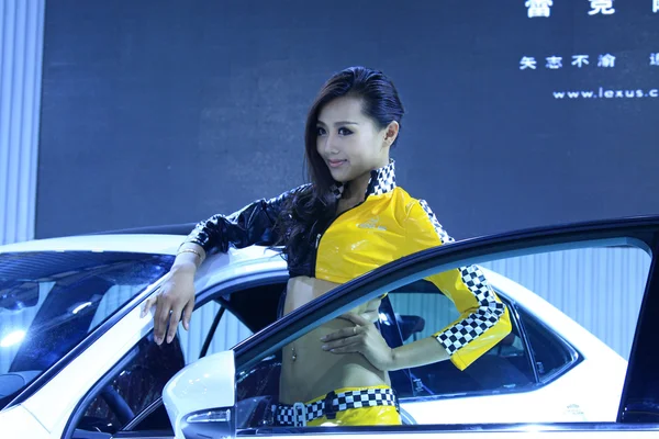 Bella modella femminile in una mostra di auto, Cina — Foto Stock