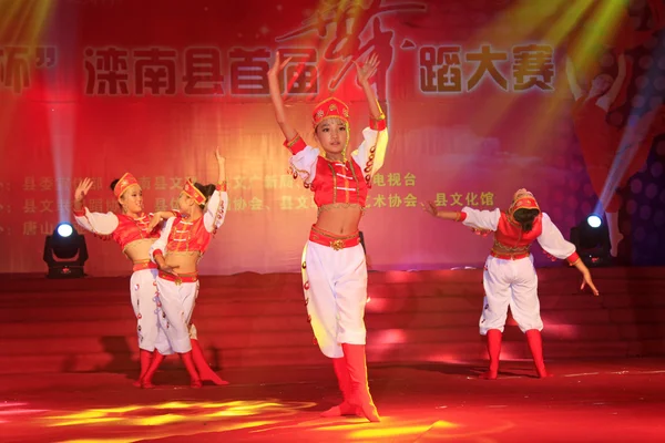 Dance performance on the stage — Stock Photo, Image