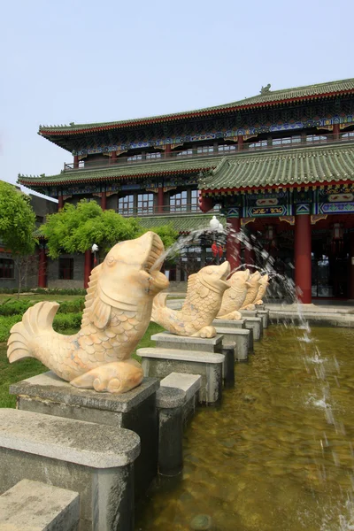 Скульптура из фонтана Карпа — стоковое фото