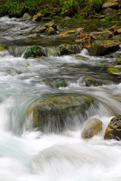 Paysages fluviaux dans le parc géologique national de Zhangjiajie — Photo