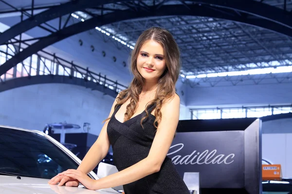 Hermosa modelo femenina de Rusia en una exposición de automóviles, China —  Fotos de Stock