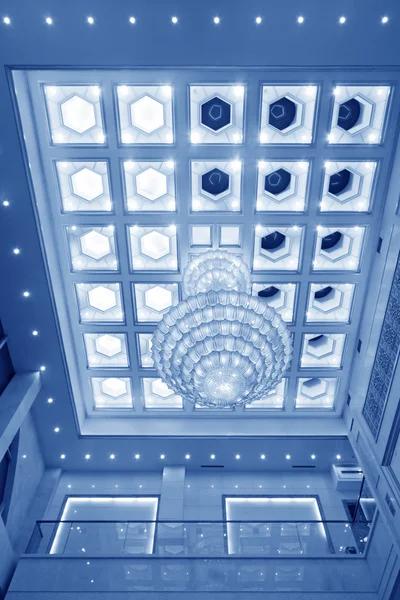 Lámpara de araña en el techo en un hotel —  Fotos de Stock