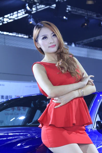 Bella modella femminile in una mostra di auto, Cina — Foto Stock