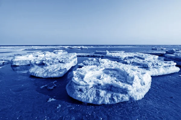 Coast fennmaradó jég természetes táj — Stock Fotó
