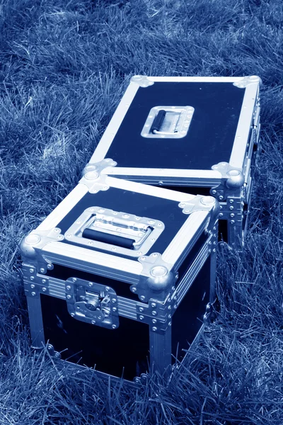Caja de lata de plata en un césped verde — Foto de Stock