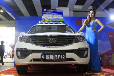 lüks arabalar ve tangshan, sergilenen güzel kadın modeli c