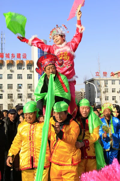 Ludzie noszą kolorowe ubrania, show odmiany tańca yangko w s — Zdjęcie stockowe
