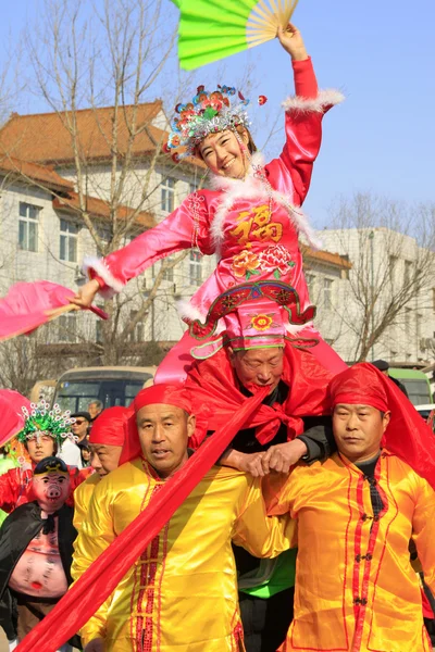 La gente usa ropa colorida, espectáculo de variedades de baile yangko en el s — Foto de Stock