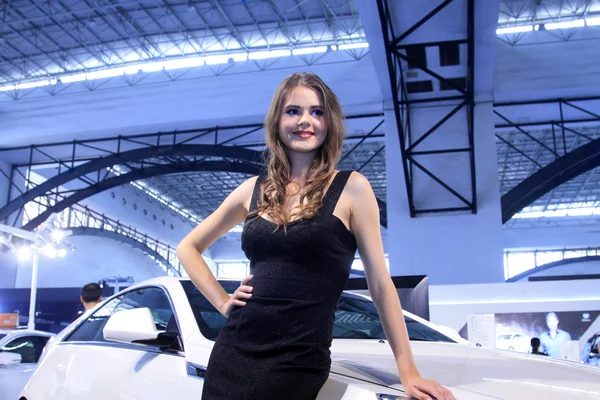 Hermosa modelo femenina de Rusia en una exposición de automóviles, China —  Fotos de Stock