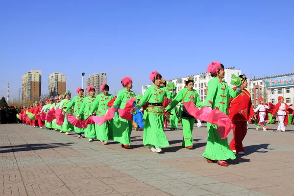 La gente usa ropa colorida, actuaciones de danza yangko en el s — Foto de Stock