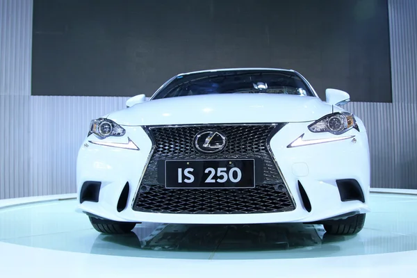Lexus je 250 vozů na displeji v autě prodejnu, tangshan, chi — Stock fotografie