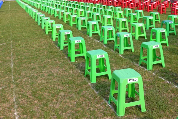 Banquetas de plástico na praça em um parque — Fotografia de Stock