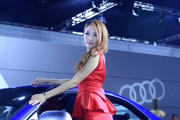 Beautiful female model in a car exhibition, China — Stock Photo, Image