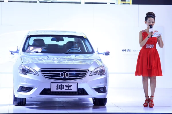 Mooie automodel in een auto-tentoonstelling, china — Stockfoto