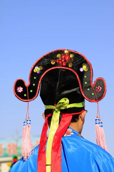 Ung manns hatt til vårfestival yangko-dans i porselen – stockfoto