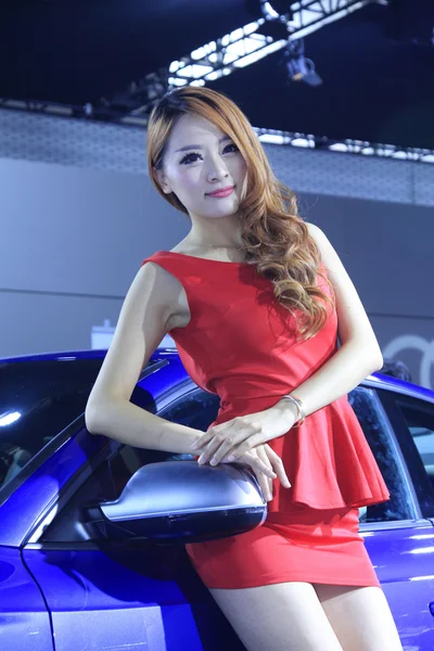 Mooie vrouwelijke model in een auto-tentoonstelling, china — Stockfoto