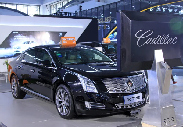 Cadillac xts розкішний автомобіль на дисплеї в магазин продажу автомобіля, tangshan — стокове фото