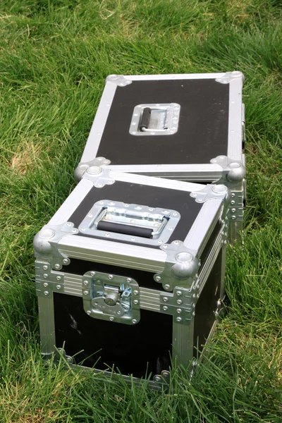 Caja de lata de plata en un césped verde — Foto de Stock