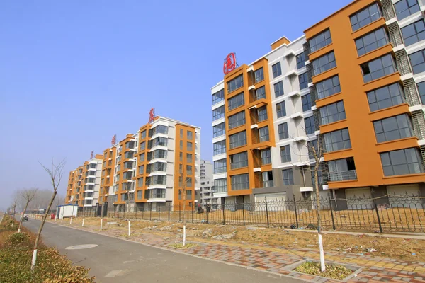 Hoge opkomst residentiële gebouwen in een stad — Stockfoto