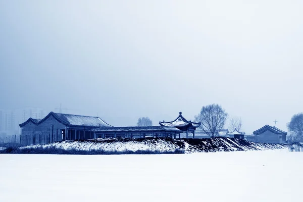 Buddhistický chrám krajinářská architektura na sněhu — Stock fotografie