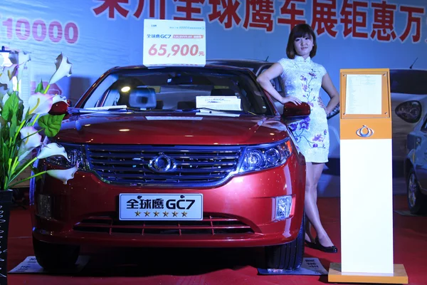 Carros de luxo e belo modelo feminino em exposição em TangShan, C — Fotografia de Stock