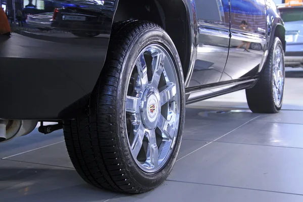 Car wheels in a car sales shop — Stock Photo, Image