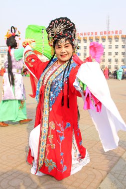 İnsanlar renkli kıyafetler giyer, Yanko dans gösterileri yapar.