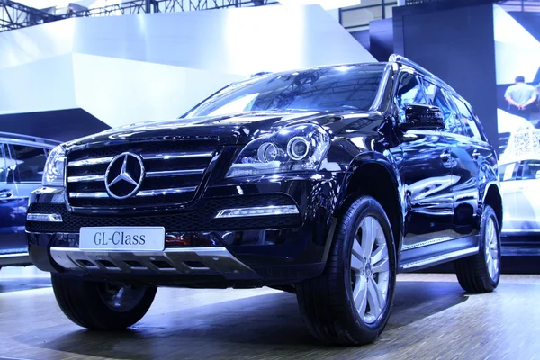 Mercedes benz luxusní vozy k vidění v prodejně auto prodej, tangsh — Stock fotografie