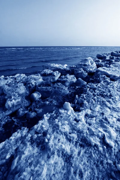 Přírodní scenérie pobřeží zbytky ledu — Stock fotografie