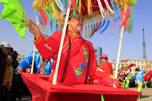 Mensen dragen kleurrijke kleren, yangko dansvoorstellingen in de s — Stockfoto