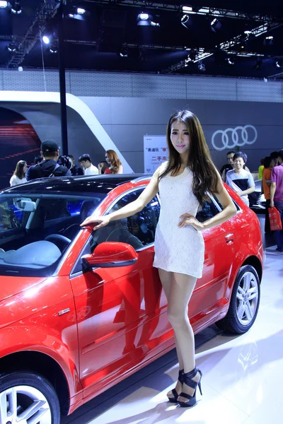 Coches de lujo y hermoso modelo femenino en exhibición en TangShan, C —  Fotos de Stock