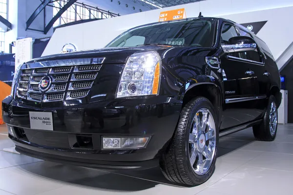 Автомобиль Cadillac Escalade выставлен на продажу в автомагазине в Тангшане , Стоковое Фото