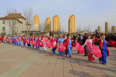 İnsanlar renkli kıyafetler giyer, Yanko dans gösterileri yapar.