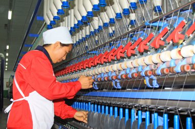 노동자는 작업장 회전에 긴장 작업