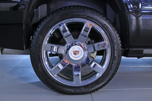 Car wheels in a car sales shop — Stock Photo, Image