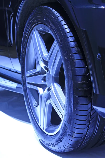 Ruedas de coche en una tienda de venta de coches — Foto de Stock